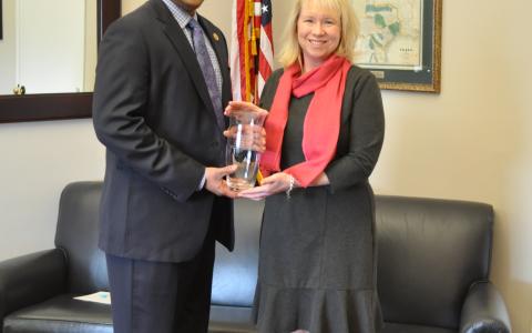 Brandy Nannini, Vice President of Government Relations for Century Council, presenting Cong. Veasey with the 2013 Leadership Award
